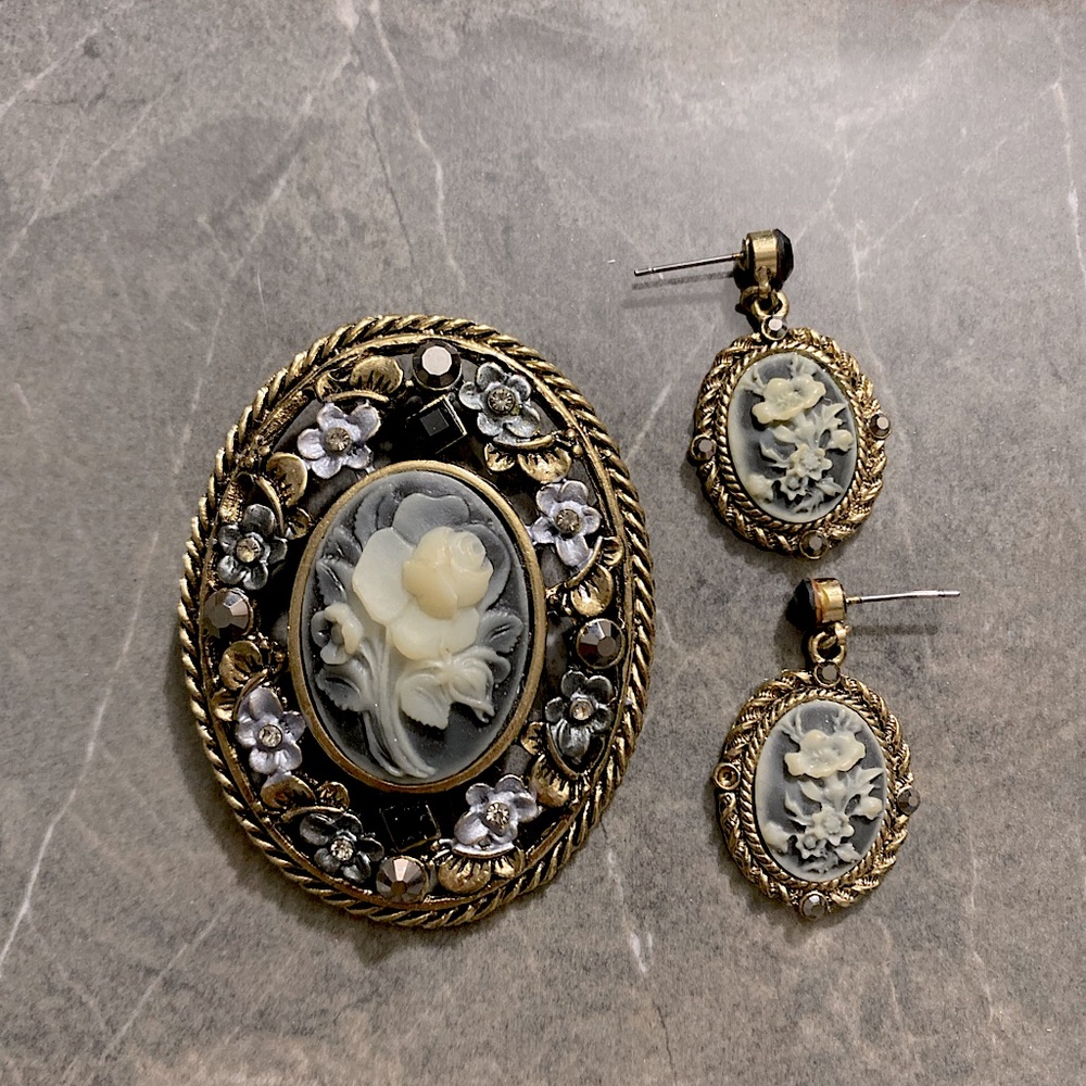 Vintage Carved Shell Flower Set